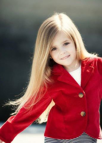 Kırmızı Ceketli Sarışın Küçük Kız